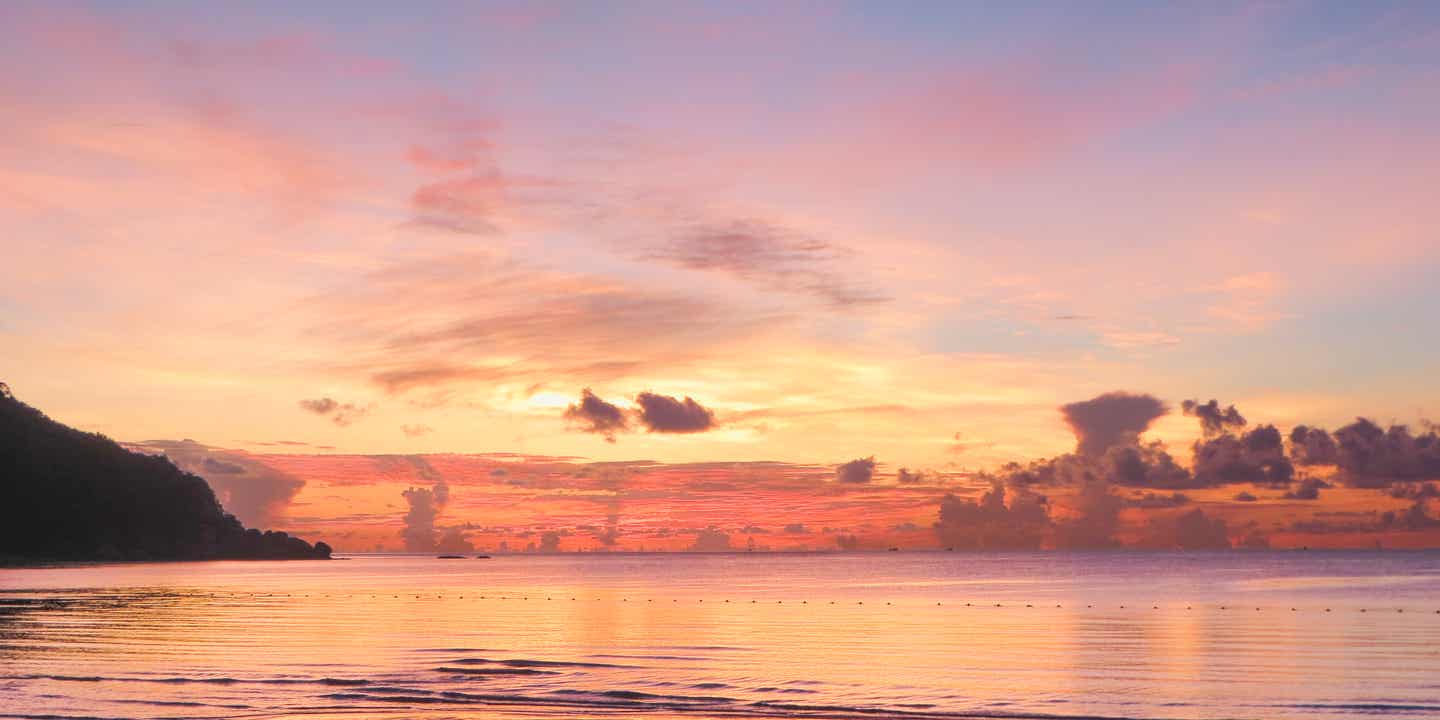 Sonnenuntergang an Thailands Geheimtipps-Stränden