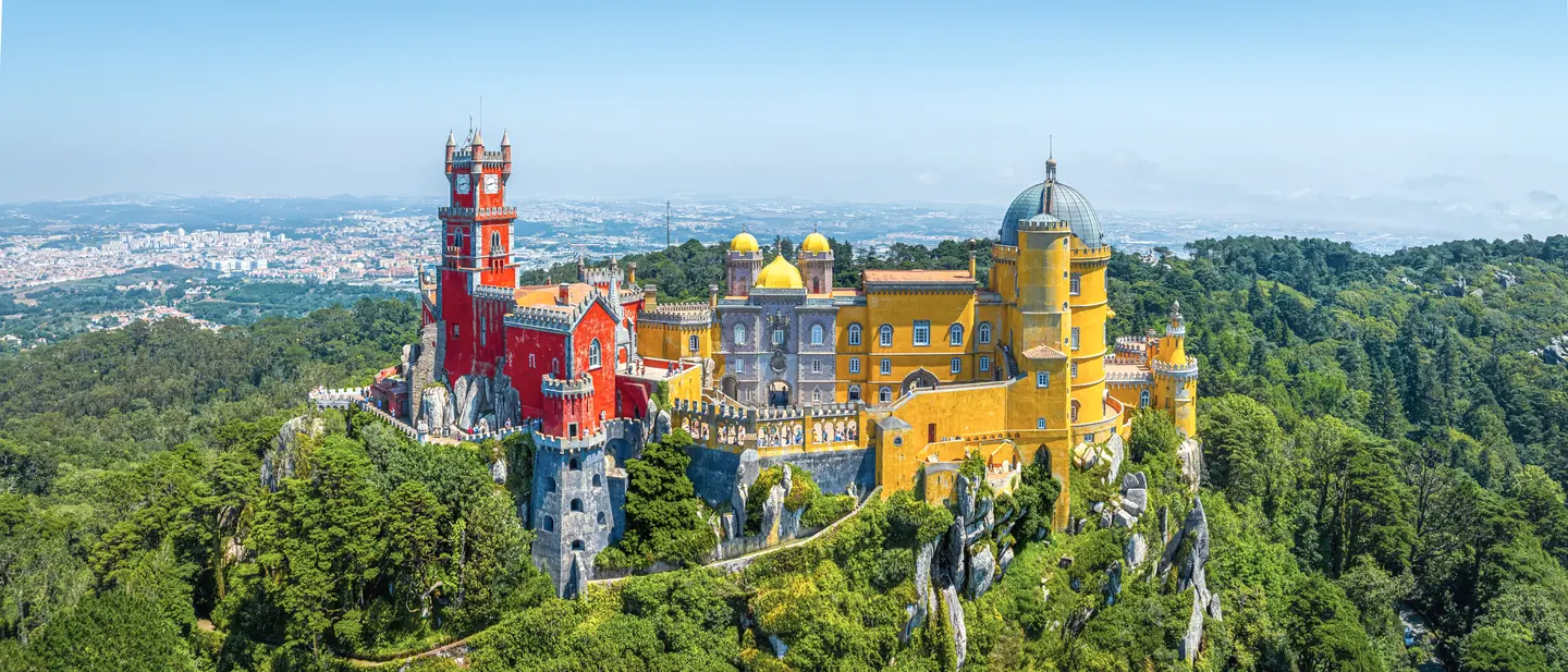 Sintra – Blick auf den farbenfrohen Palácio da Pena inmitten der bewaldeten Serra de Sintra