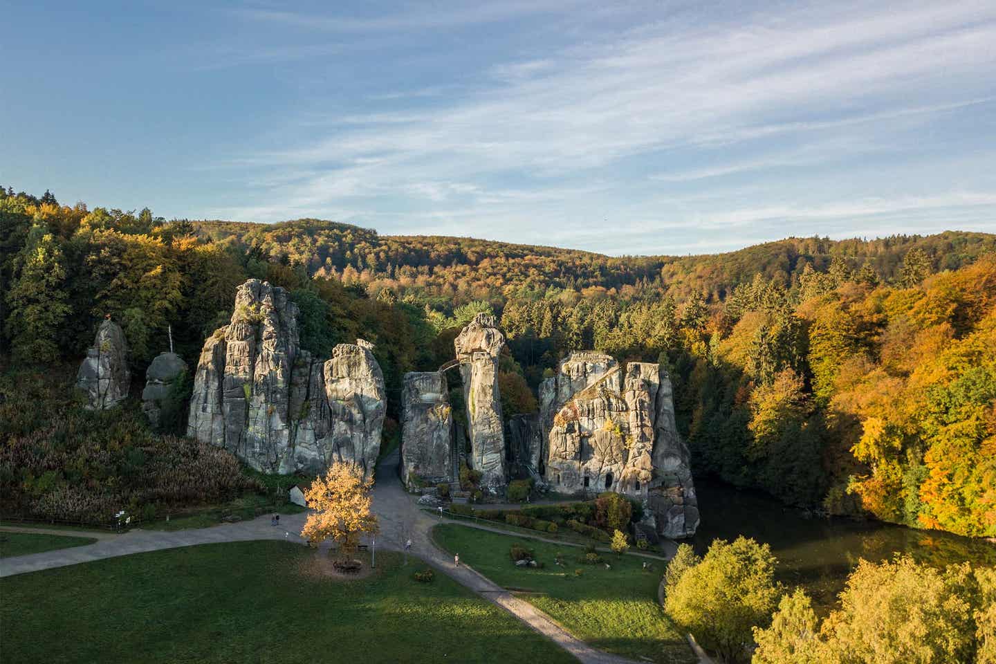 Deutschland NRW Teutoburger Wald: Sandsteinformation am Waldeingang