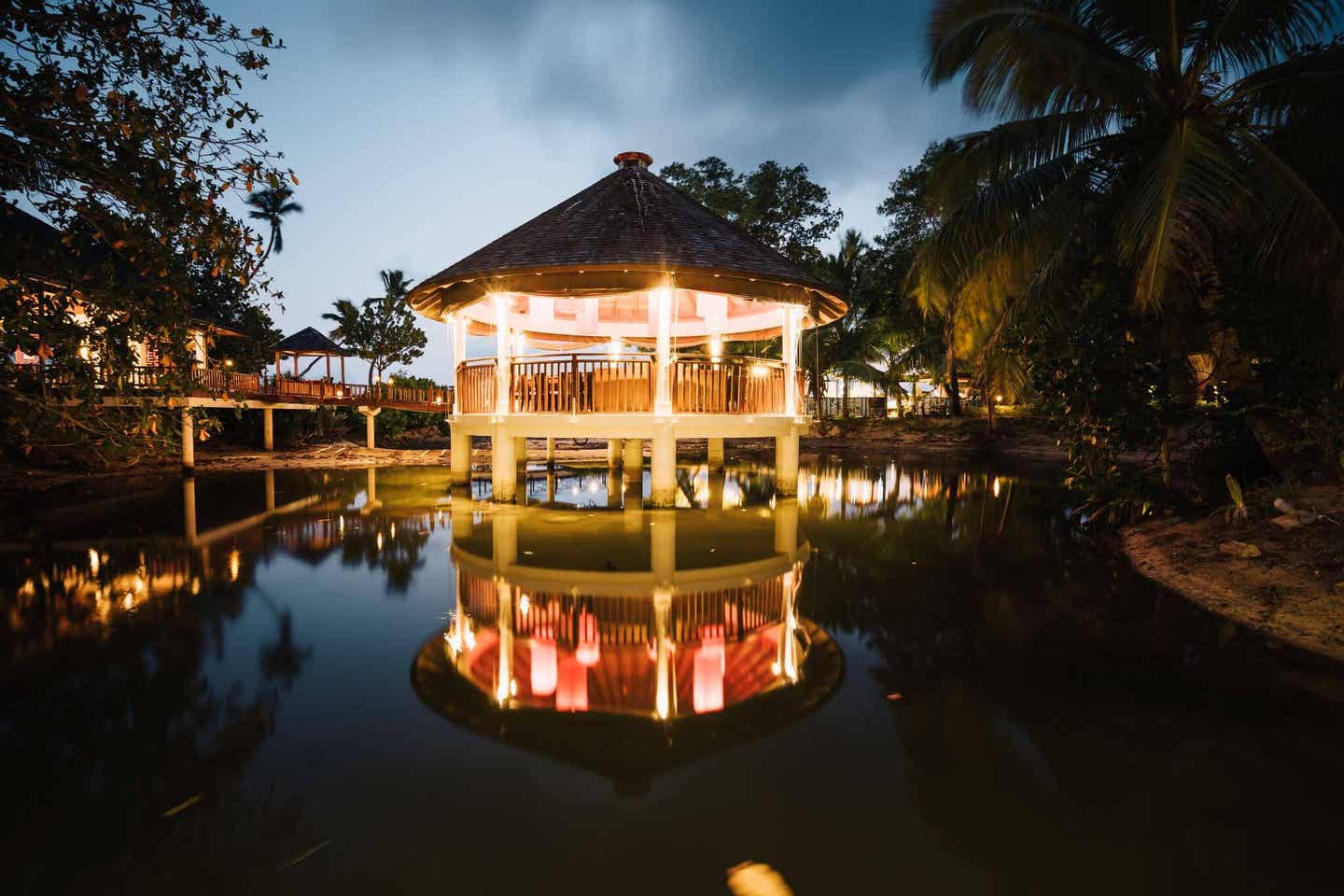 Strandhochzeit auf den Seychellen: der Poolbereich des Hilton Labriz Resort & Spa