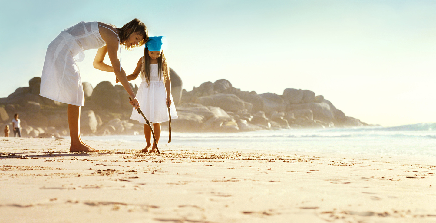 Mutter und Tochter entdecken den Strand