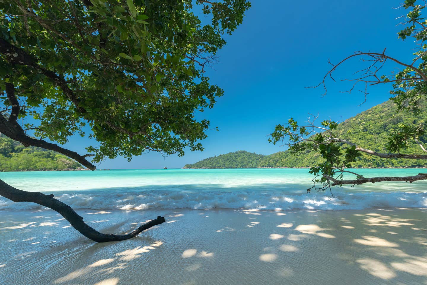 Rundreisen Phuket: Surin Beach mit türkisblauem Wasser Rundreisen Phuket: Surin Beach mit türkisblauem Wasser