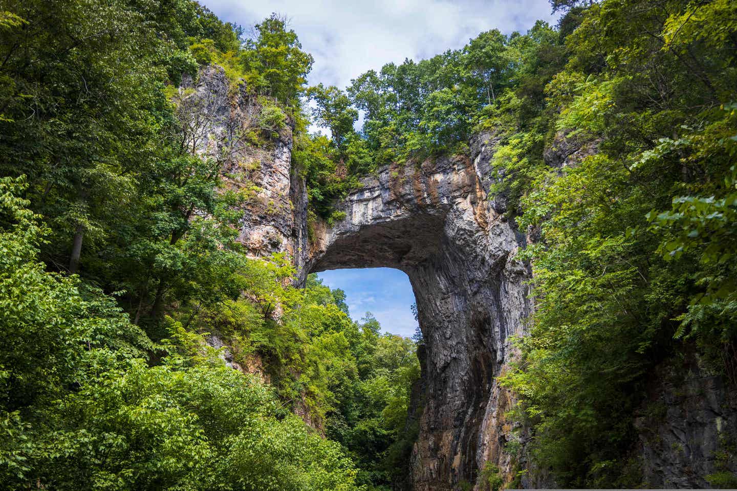 Virginia: Nahaufnahme der Natural Bridge bei Tag