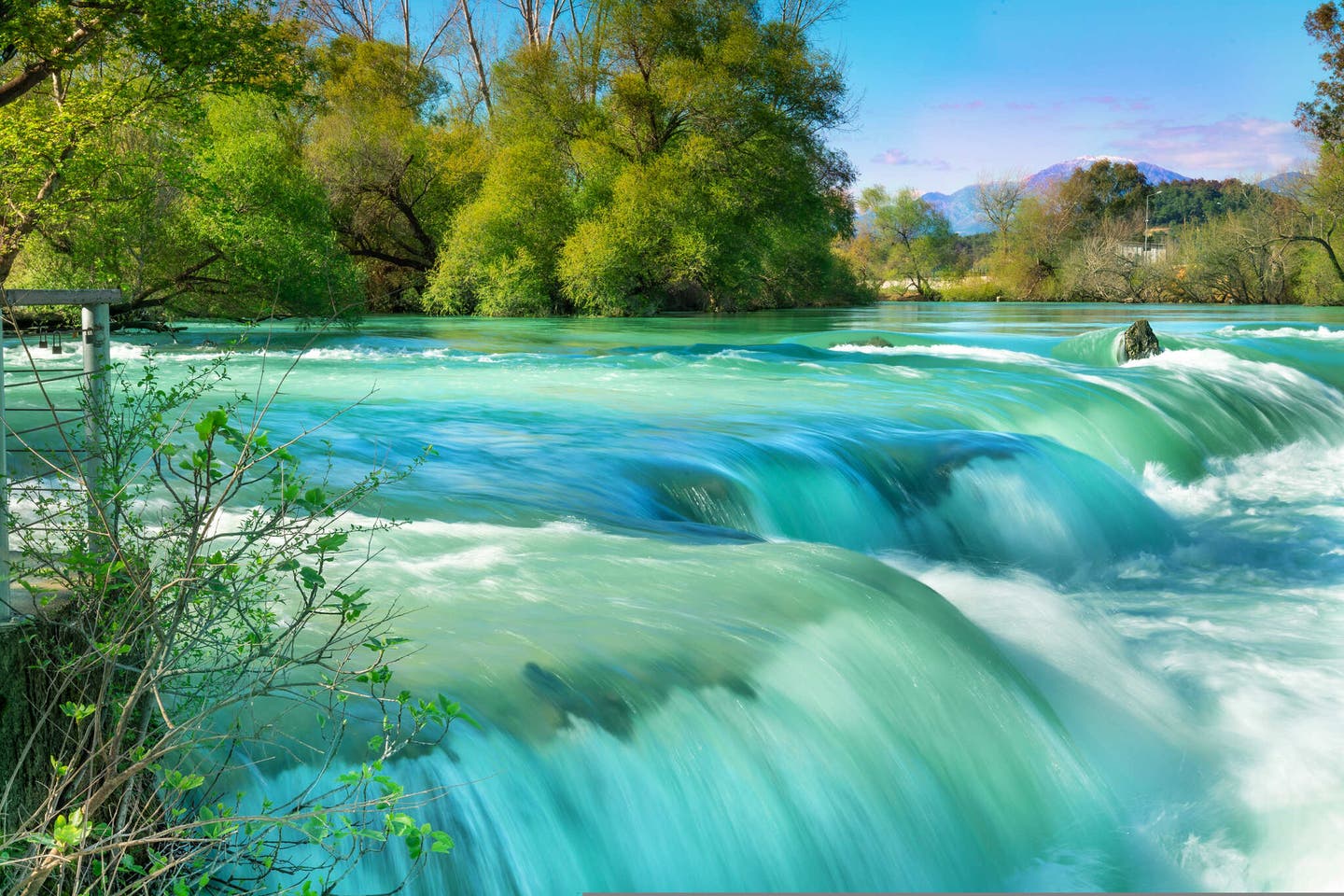Der Fluss Manavgat mit smaragdgrünem Wasser mit Stromschnellen und kleinen Wasserfällen