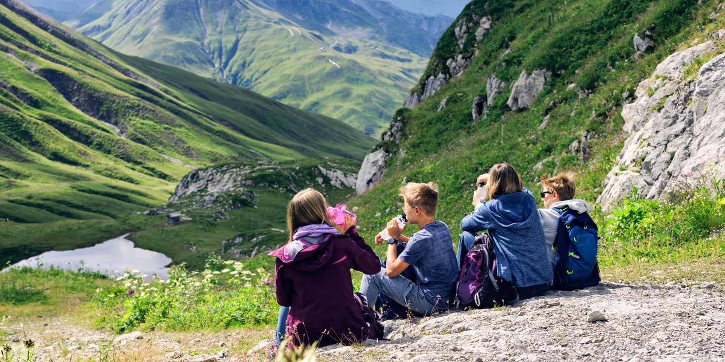 Familienurlaub in Österreich: eine Familie wandert in den Bergen