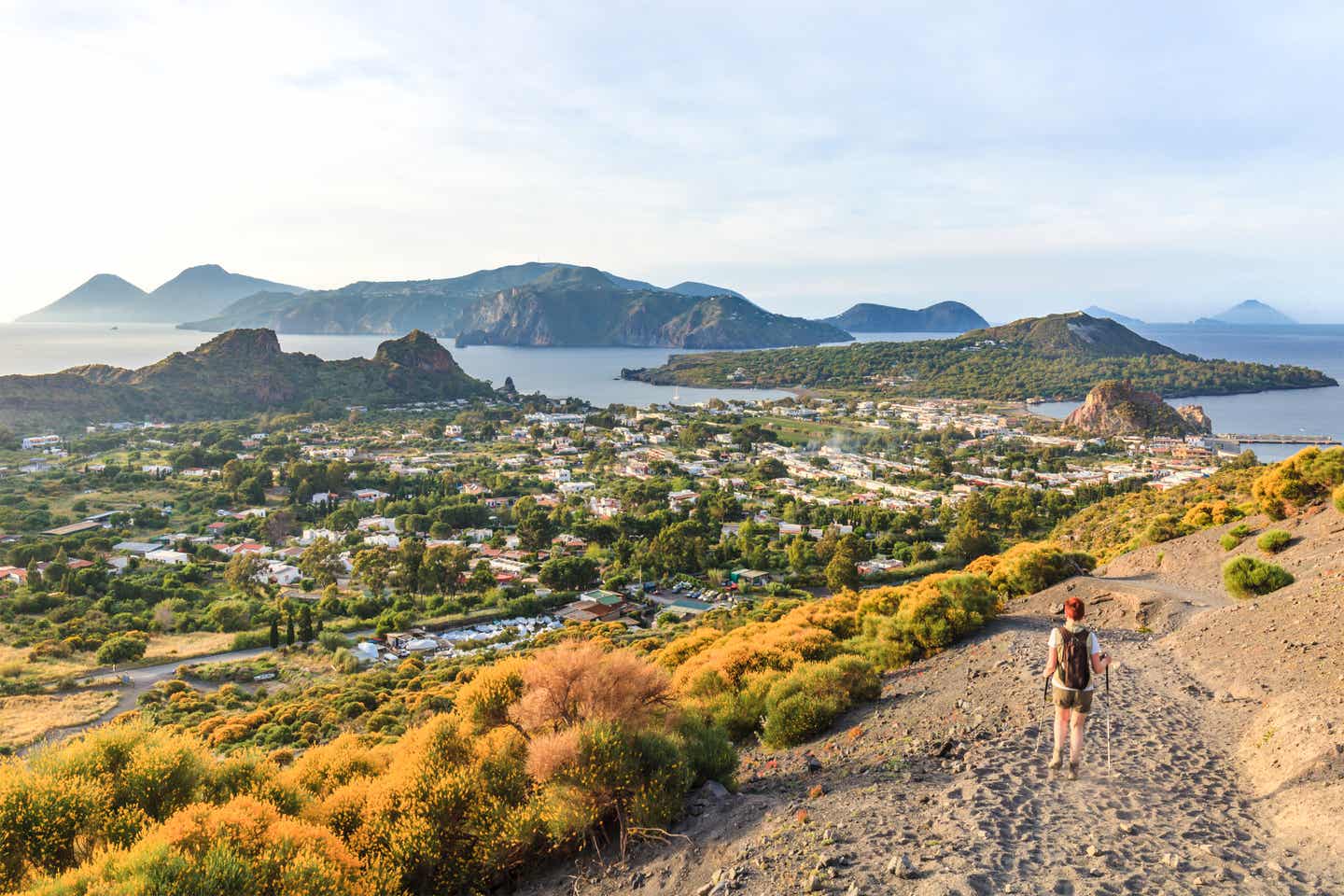 Die beste Reisezeit Siziliens. Wanderweg auf Vulcano Inseln