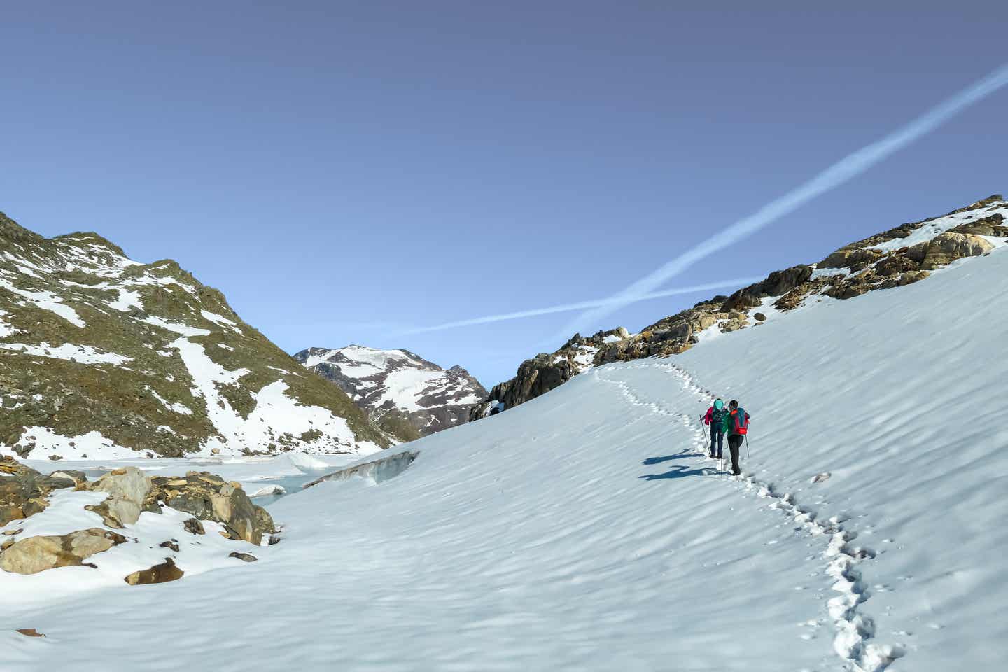 Familie wandert durch den Schnee eines Berges 