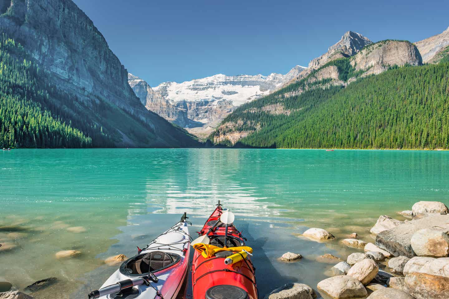 Kajaks im glasklaren Wasser des Lake Louise im Banff Nationalpark