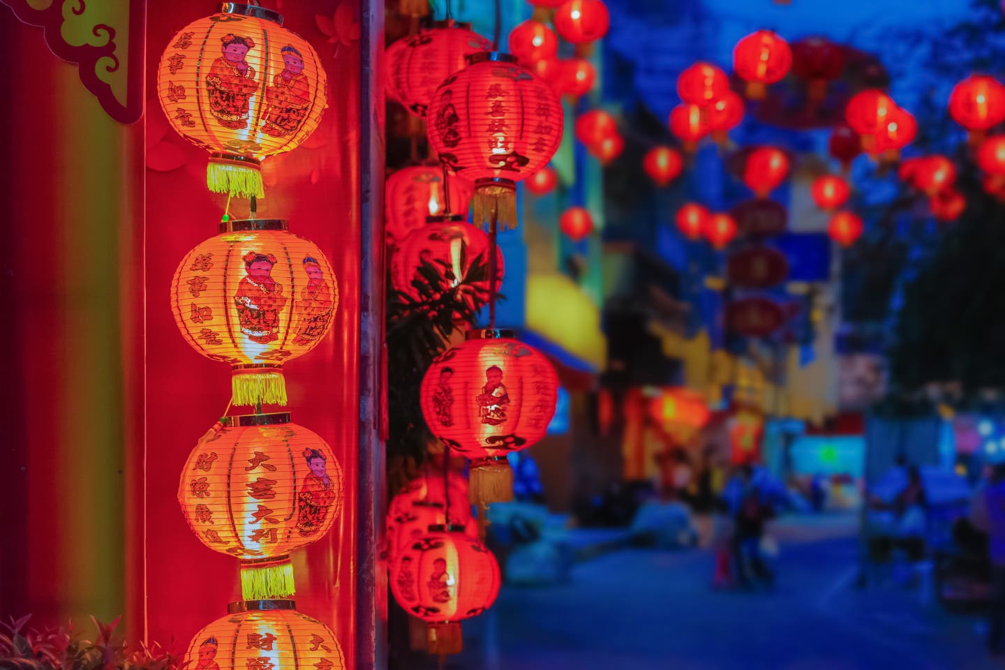 Chinesische bedruckte Laternen erleuchtet mit Motiven und Schriftzeichen zum Neujahrsfest