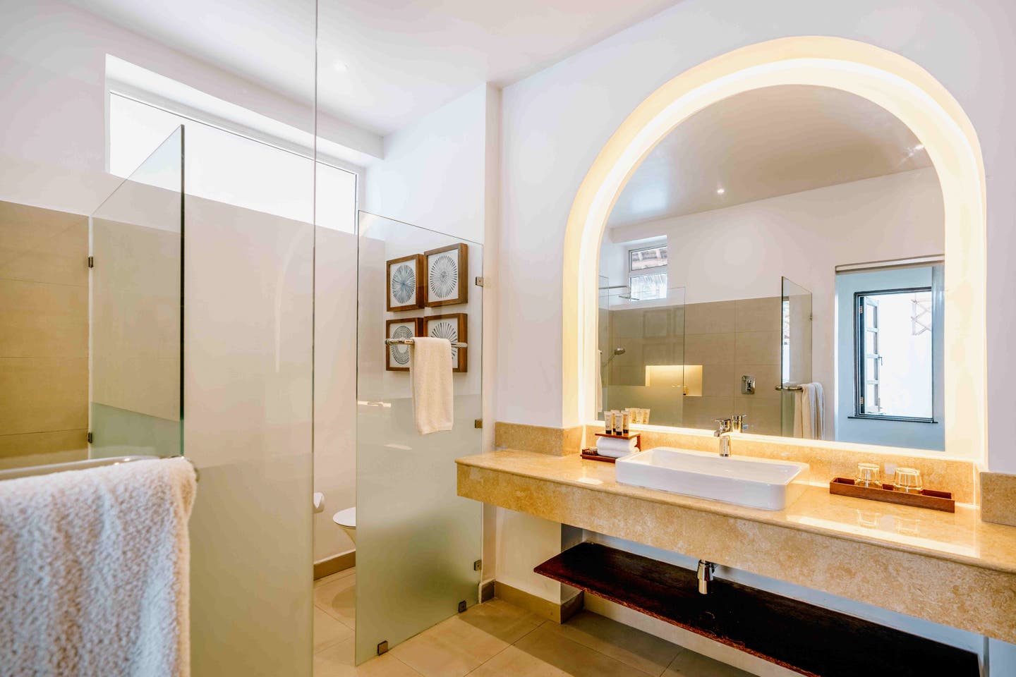 Geräumiges Bad in einem Deluxe Ocean View Zimmer