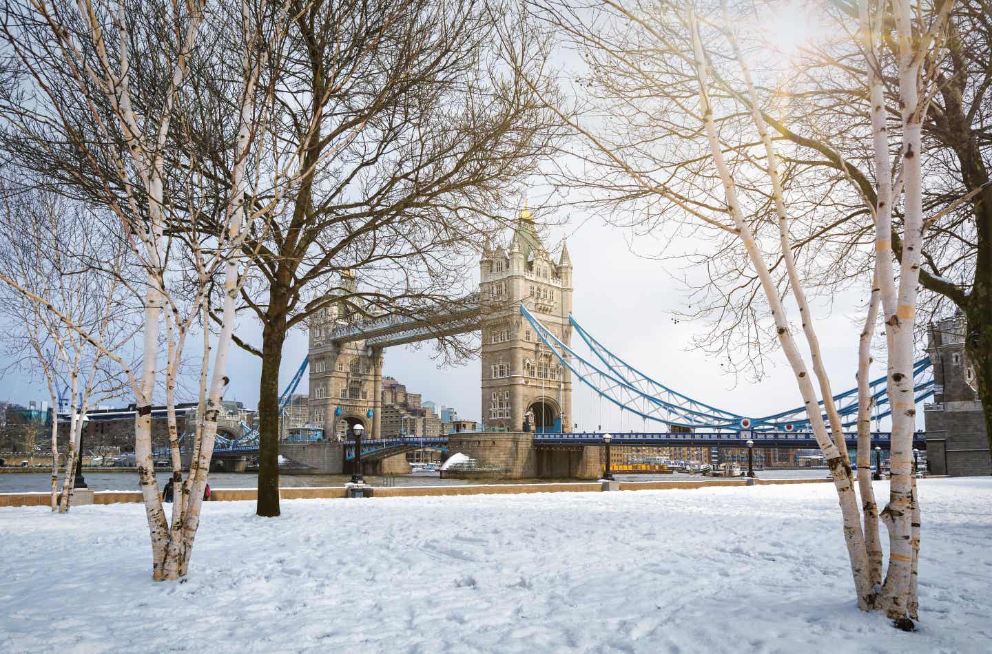 Reiseziele Winter: Londons schneebedeckte Tower Bridge