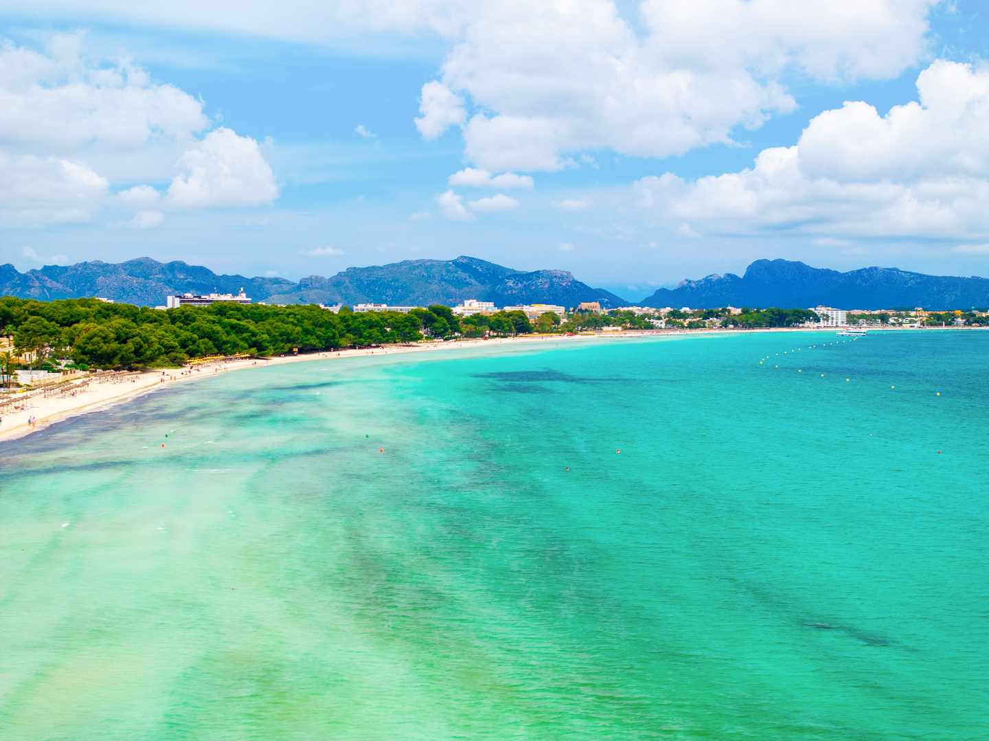 Blick auf den Playa de Muro an einer mallorquinischen Bucht