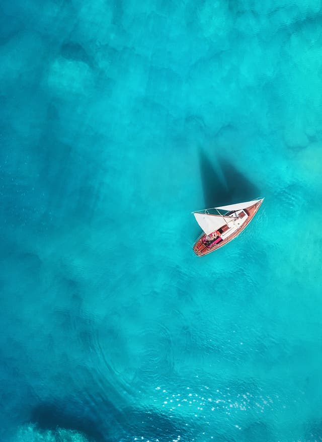 Urlaubsplanung: Brückentage und Ferien nutzen Yacht auf dem Meer