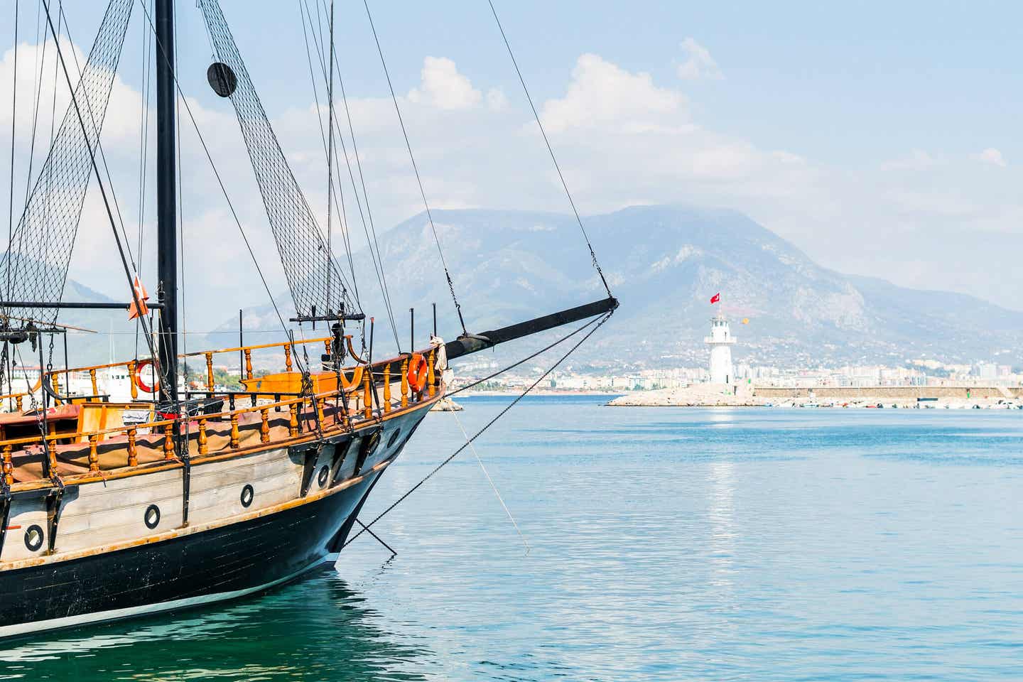 Alanya: Segelboot vor einer Bucht