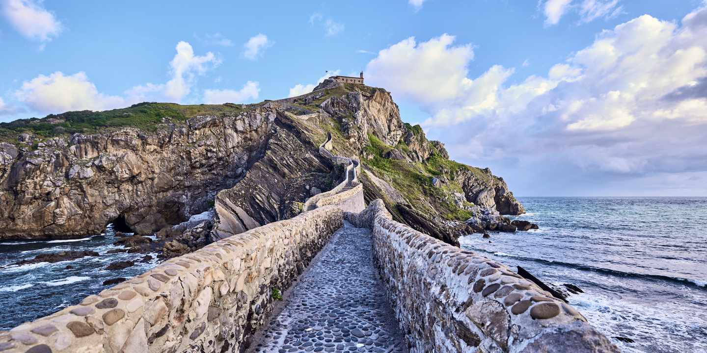 Die Steintreppe hinauf zum Kloster San Juan auf der Insel Gaztelugatxe im Baskenland