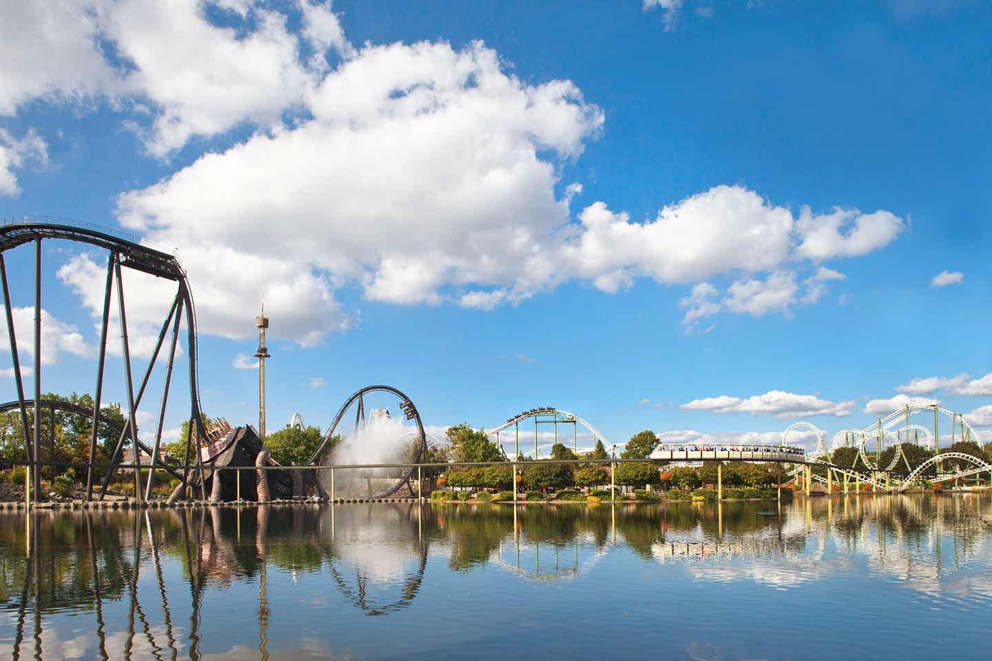 Großer See mit Achterbahnen – hinten steht der Freefall Tower Scream