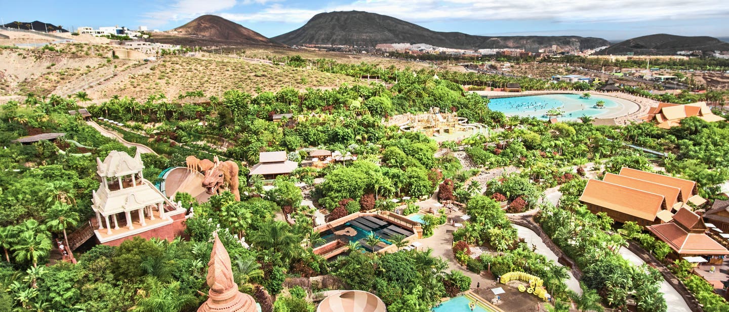 Der üppig begrünte Siam Park aus der Vogelperspektive mit Bergen im Hintergrund.