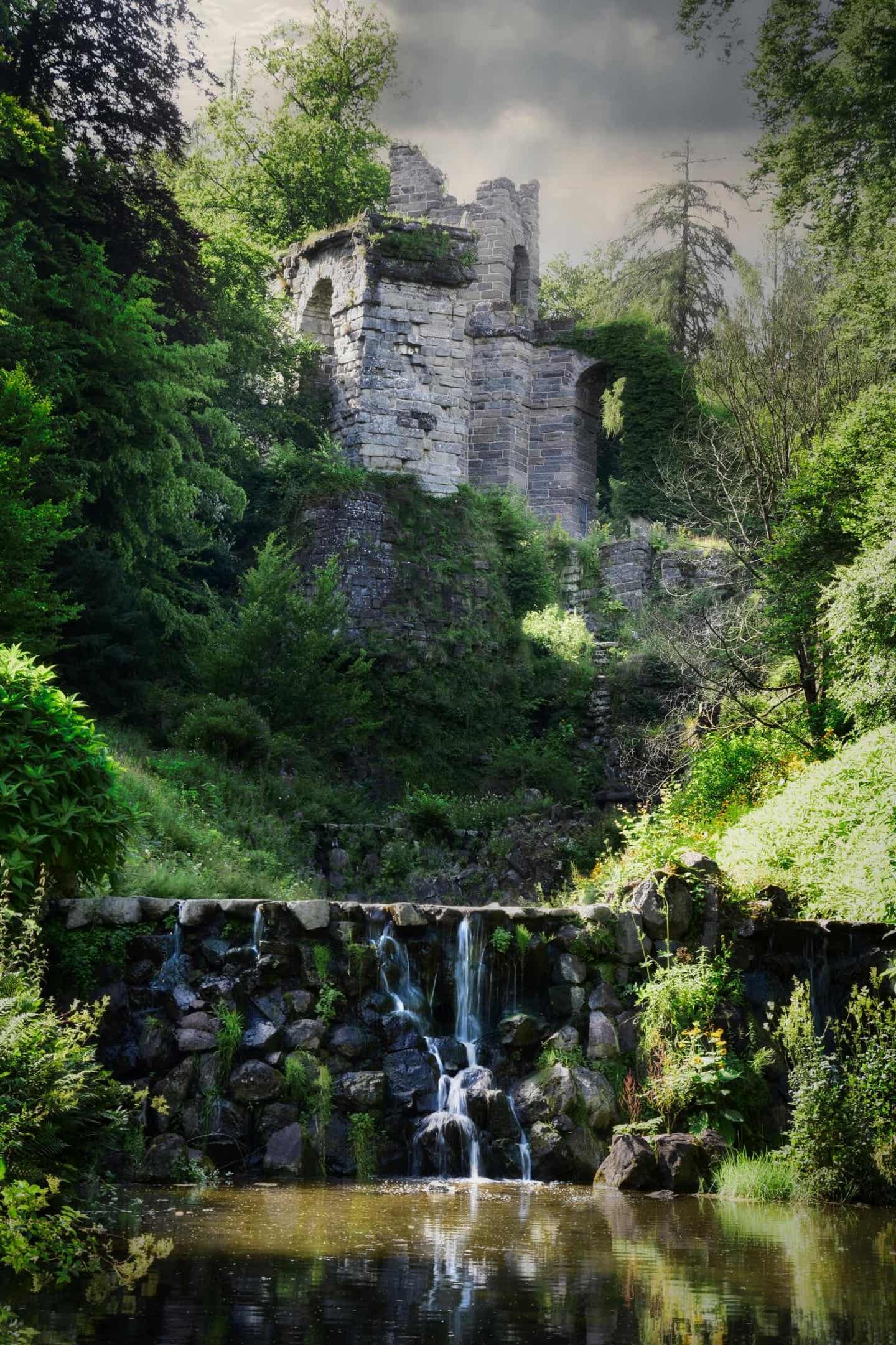 Fotospot im Bergpark Wilhelmshöhe: Wasserfall vor dem Aquädukt