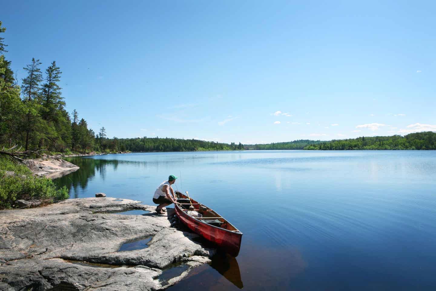 Mann steigt mit Kajak in See in Ontario 