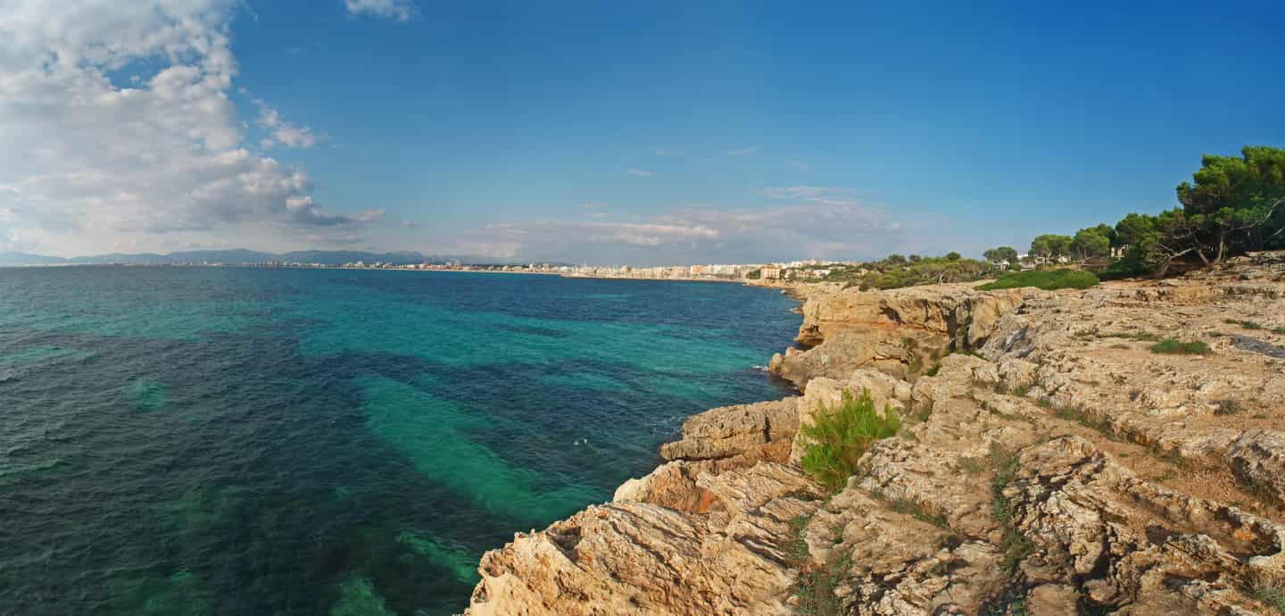 Küstenblick bei Can Pastilla auf Mallorca mit Felsen und türkisfarbenem Meer
