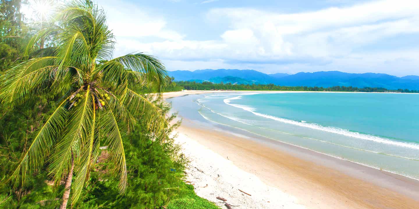 Blick auf einen leeren Traumstrand als Geheimtipp in Thailand
