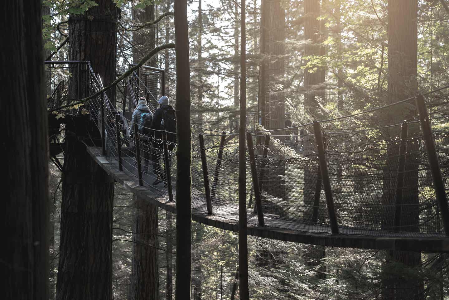 Vancouver Urlaub mit DERTOUR. Paar auf Hängebrücke im Capilano Suspension Bridge Park nahe Vancouver