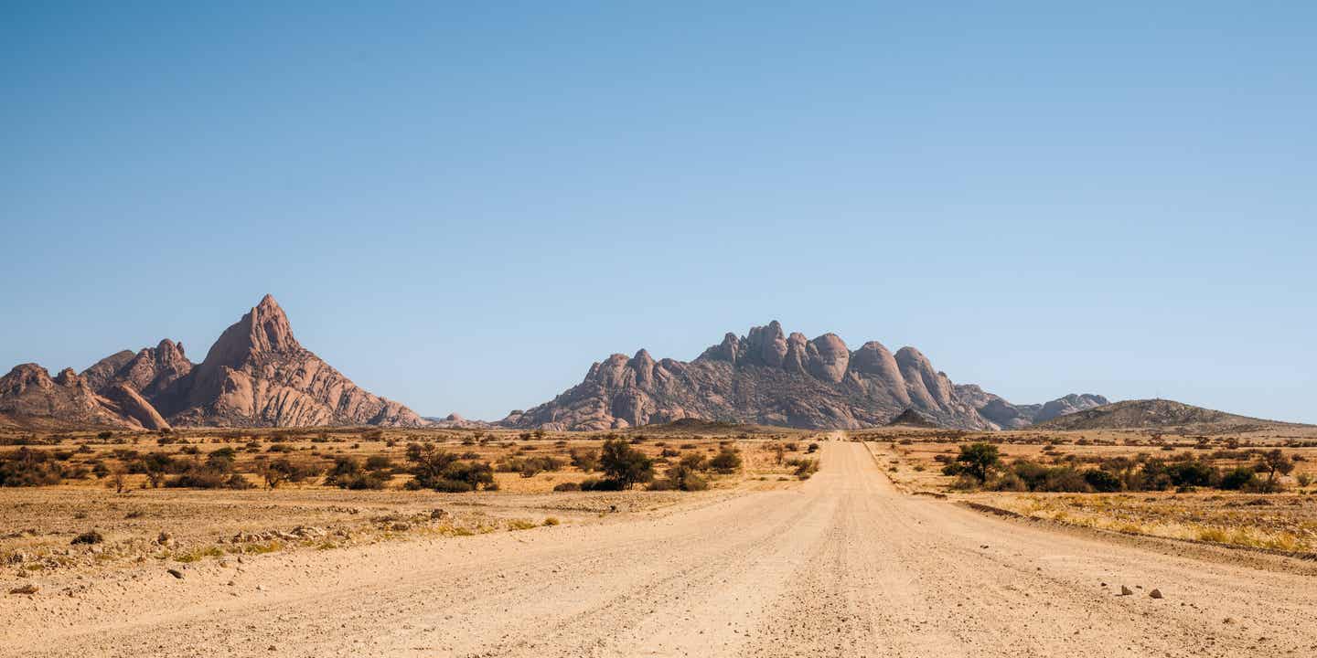 Beste Reisezeit Namibia: Blick auf Wüstenstraße und Spitzkoppe