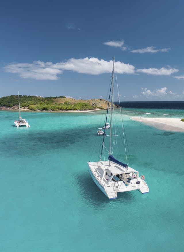 Inselhopping in der Karibik Inselhopping Karibik: Boot im Meer