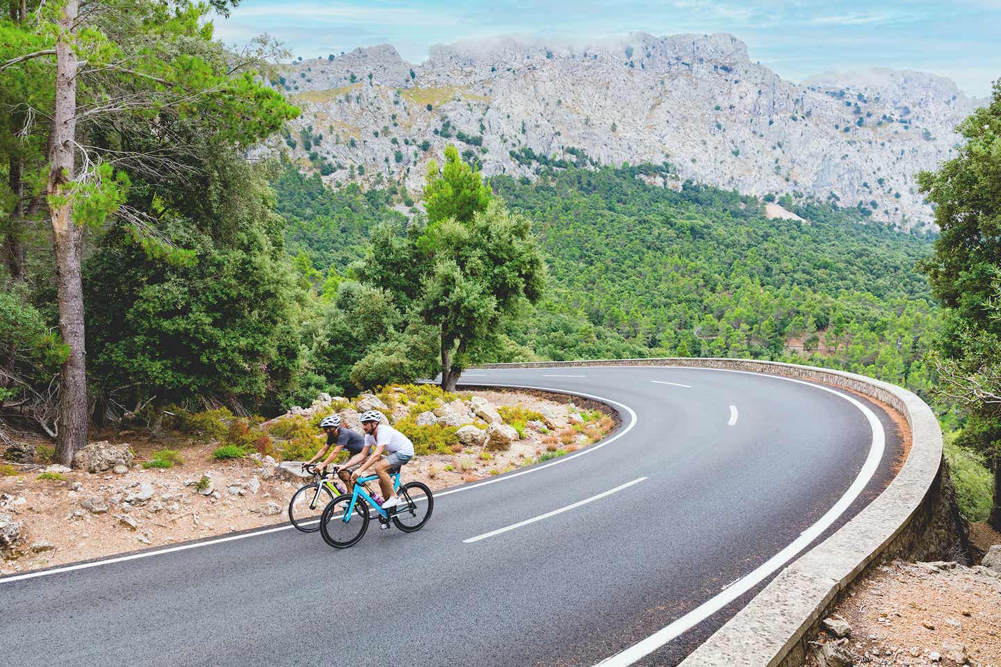 Radfahrer auf einer asphaltierten Straße von Mallorca