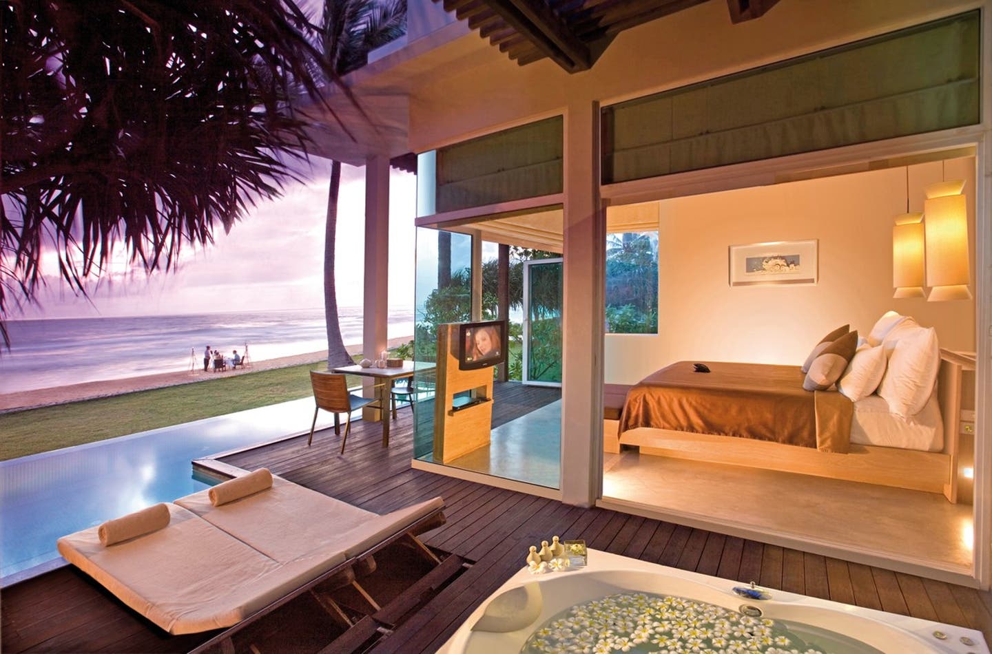 Wohnbeispiel Beachfront Pool Suite