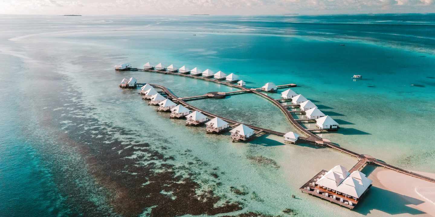 Die eleganten Overwater-Villen des ananea Diamonds Athuruga auf den Malediven