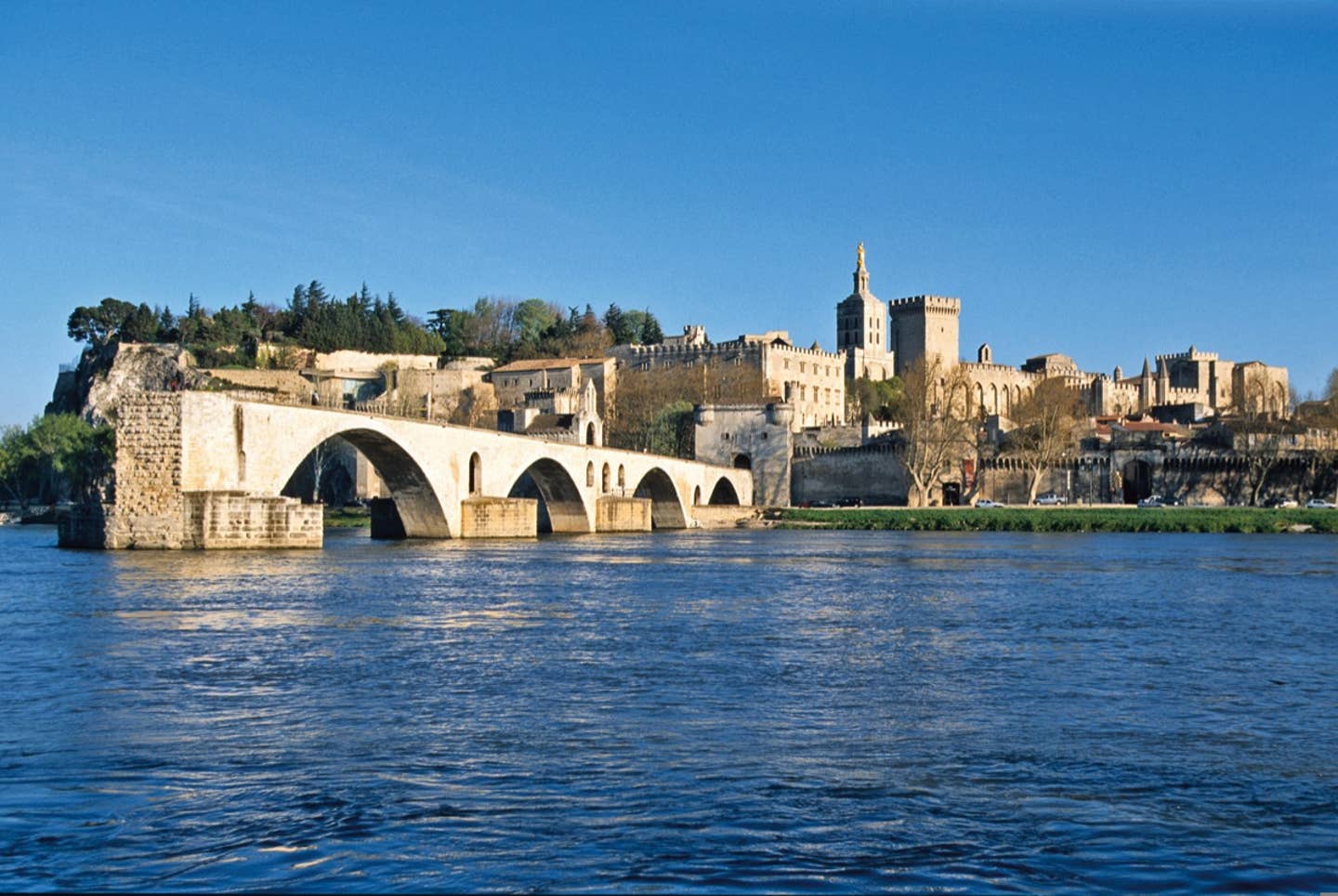 Studienreisen mit DERTOUR. Die Brücke von Avignon in Frankreich.