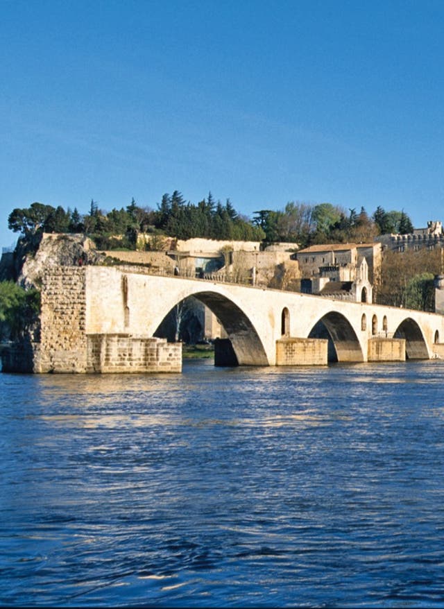 Studienreisen Studienreisen mit DERTOUR. Die Brücke von Avignon in Frankreich.