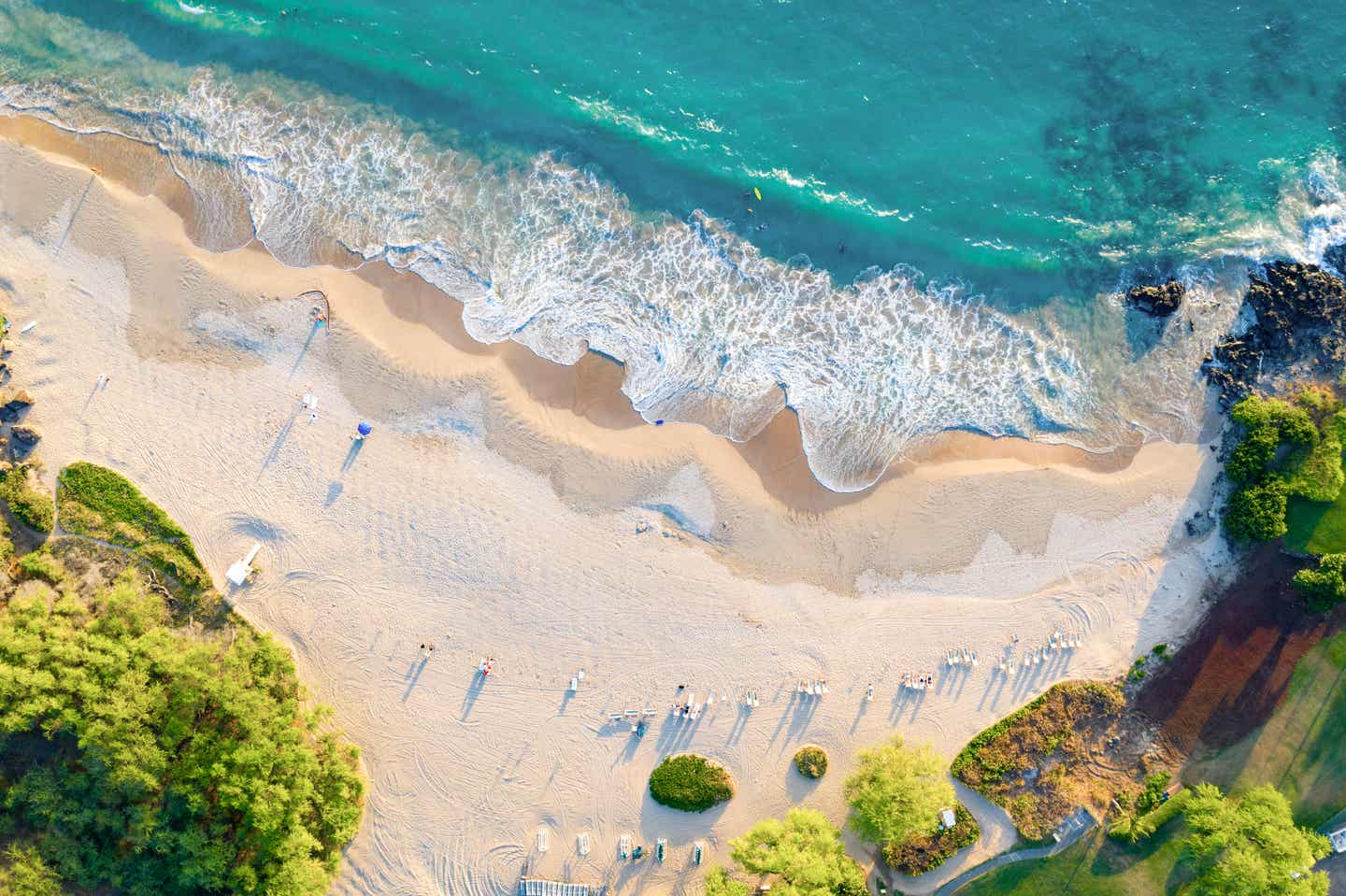 Luftaufnahme vom Hapuna Beach auf der Big Island von Hawaii an der Kohala-Küste mit feinem Sand, türkisblauem Wasser und Badegästen