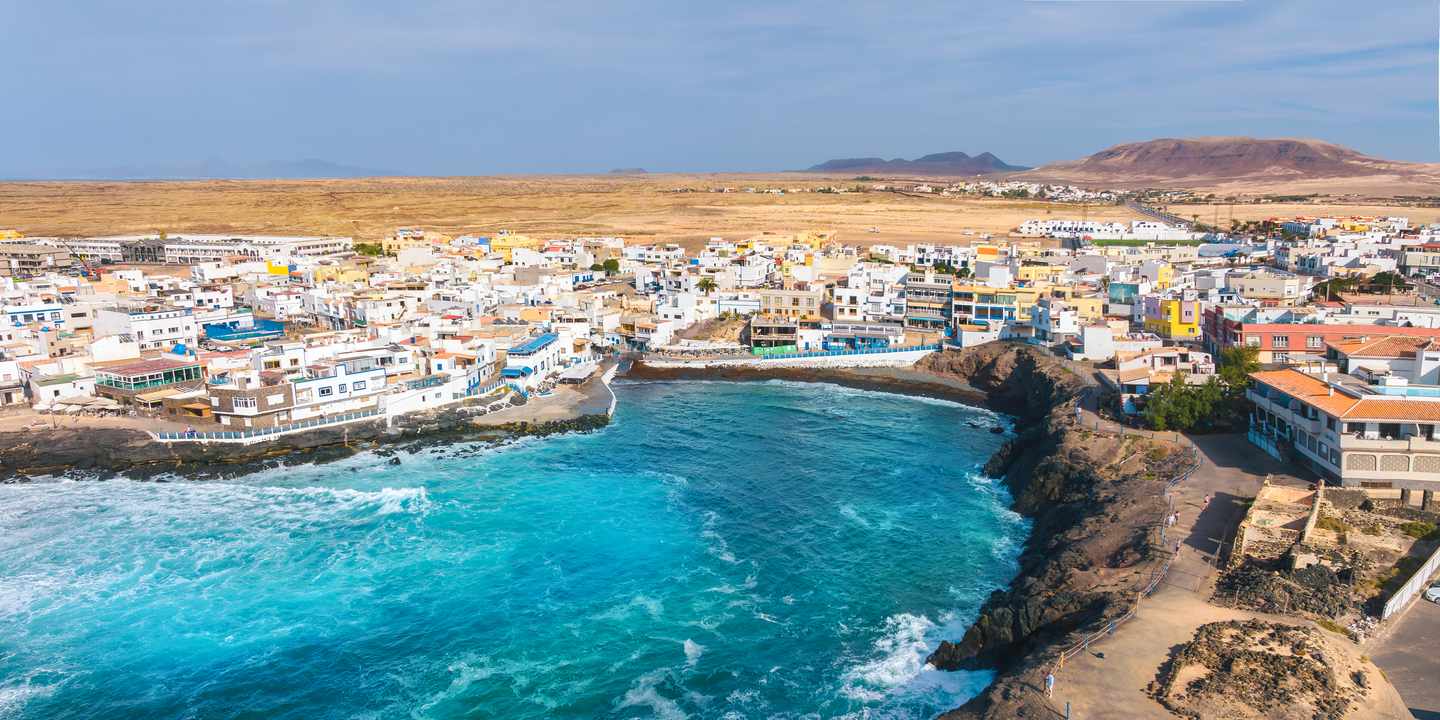 Luftaufnahme von El Cotillo mit Küste, türkisblauem Atlantik und weißen Häusern auf Fuerteventura