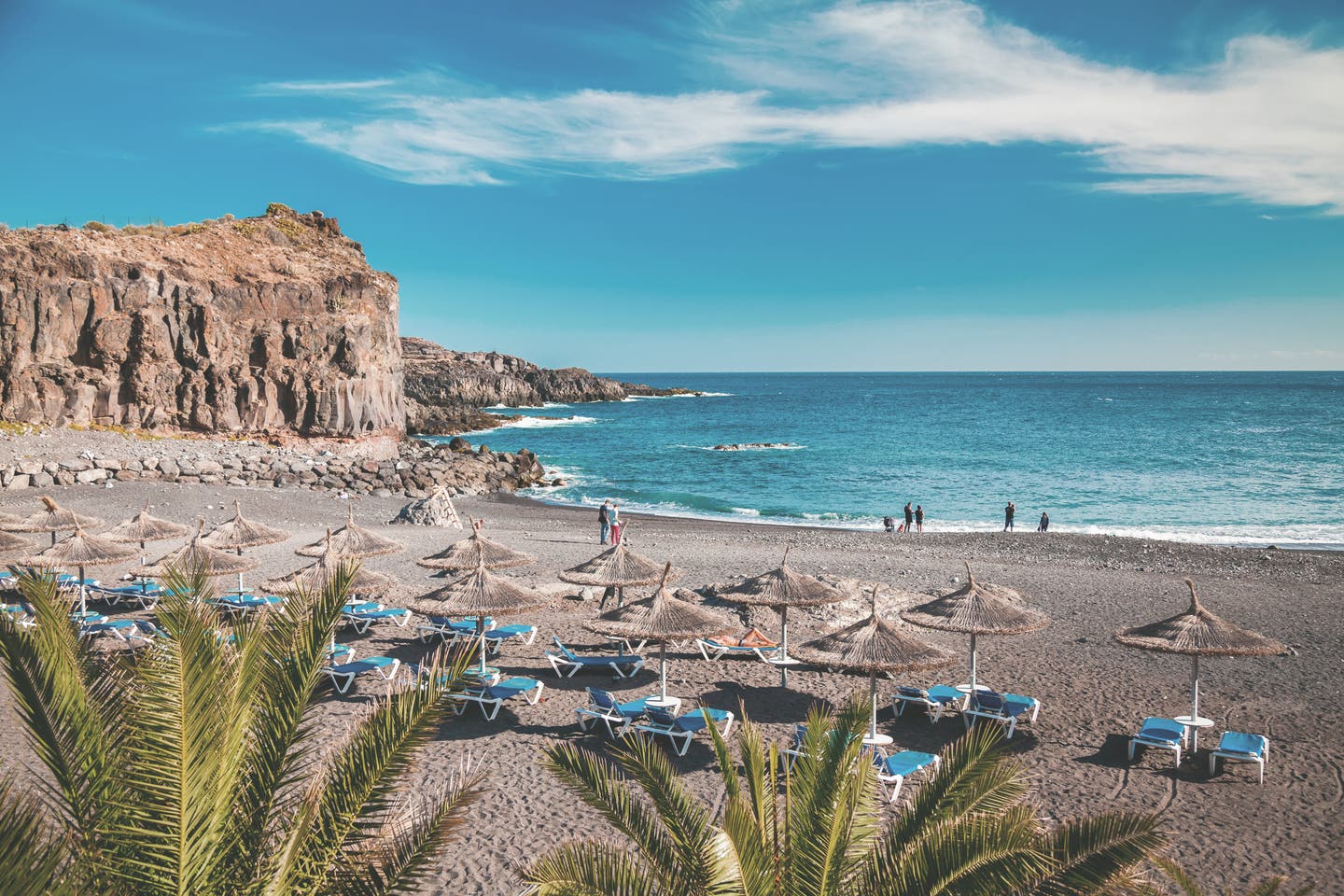 Teneriffas Strände: Palmen, blaues Meer und Felsen