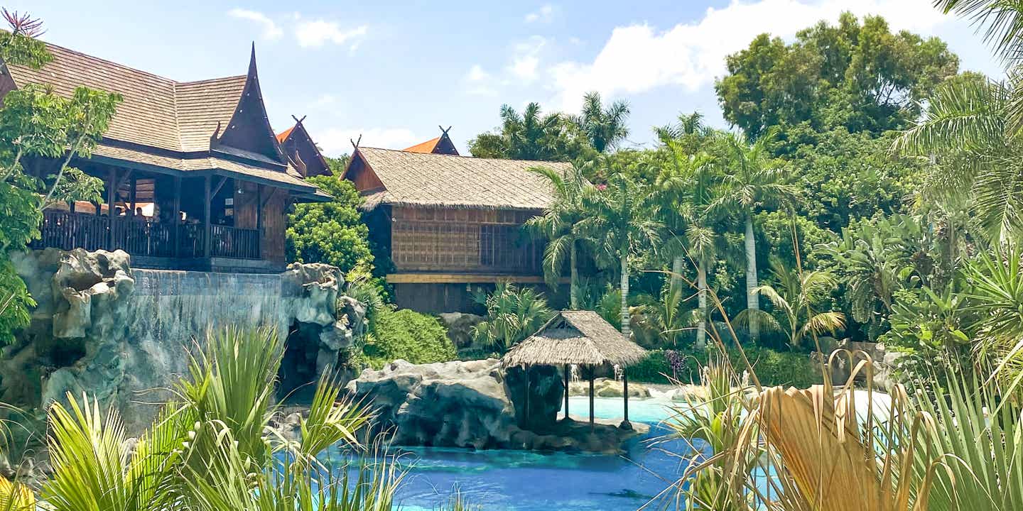 Von Palmen gesäumter Pool im Siam Park auf Teneriffa