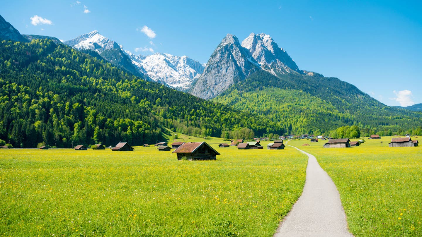 Alpenpanorama in Bayern mit grüner Wiese und Bergidyll