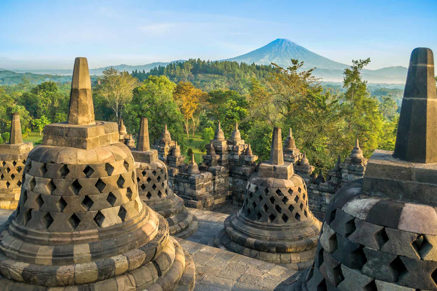 Indonesiens Sehenswürdigkeiten bei Sonnenaufgang