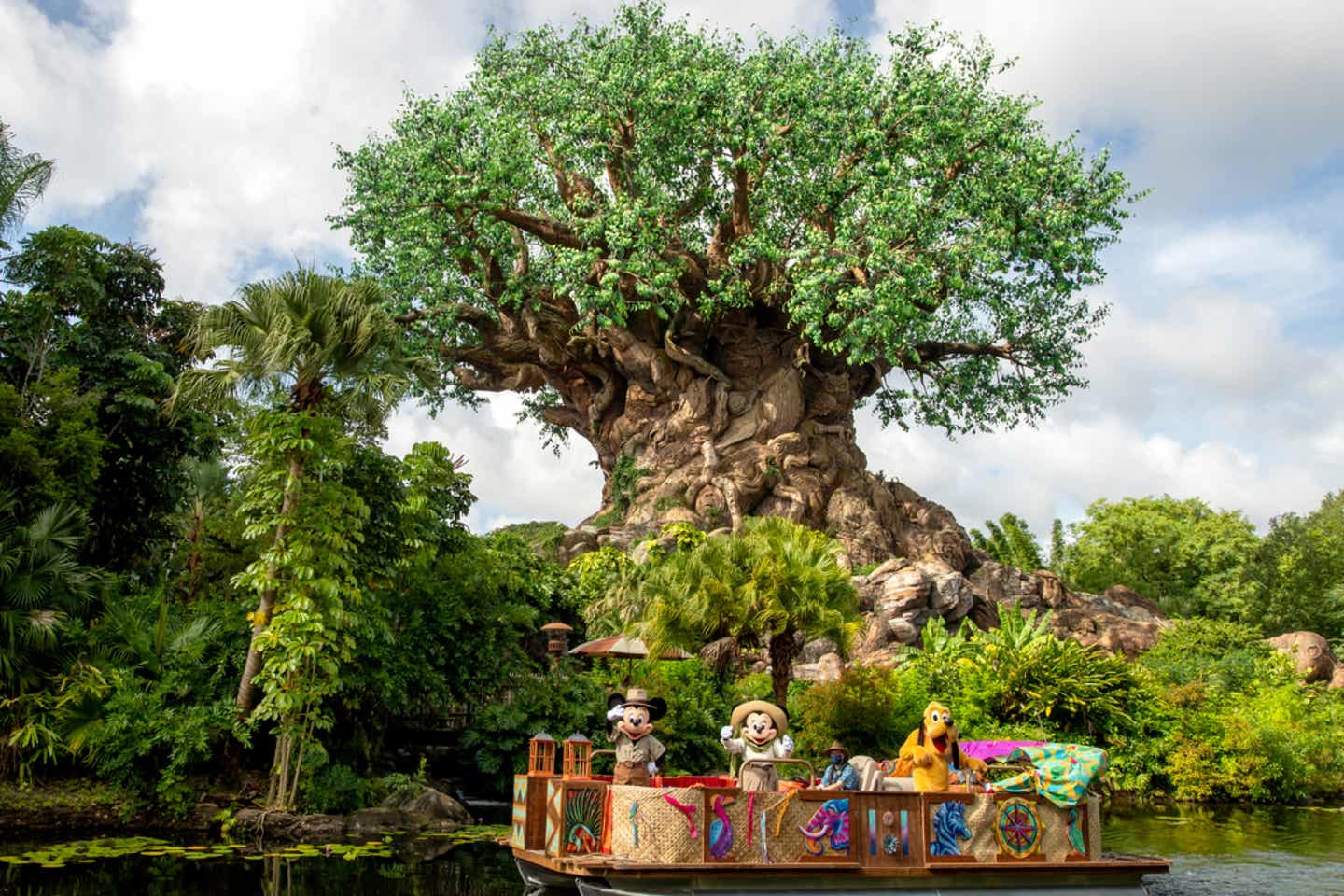 Mickey, Minnie und Goofy auf einem Boot