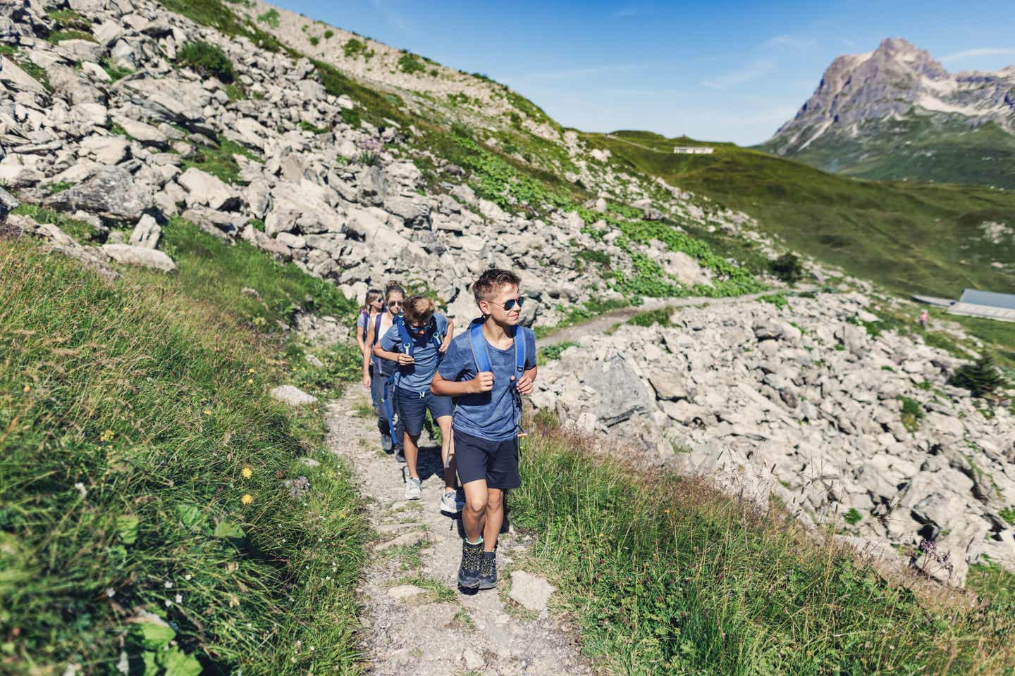 Familienurlaub in Österreich: eine Familie wandert