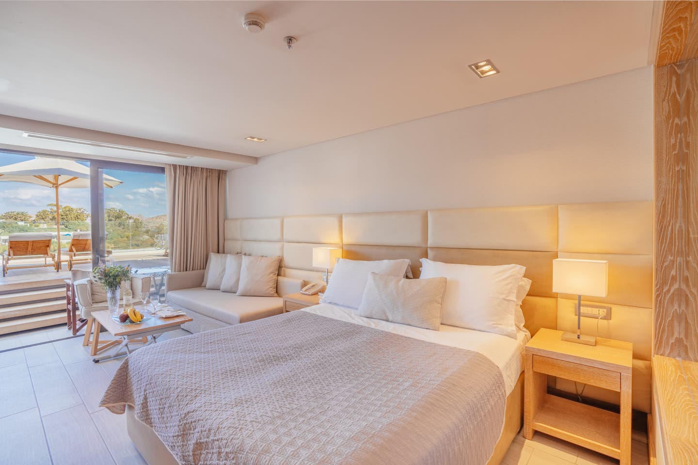 Blick auf das Schlafzimmer des Deluxe Bungalow Sea View