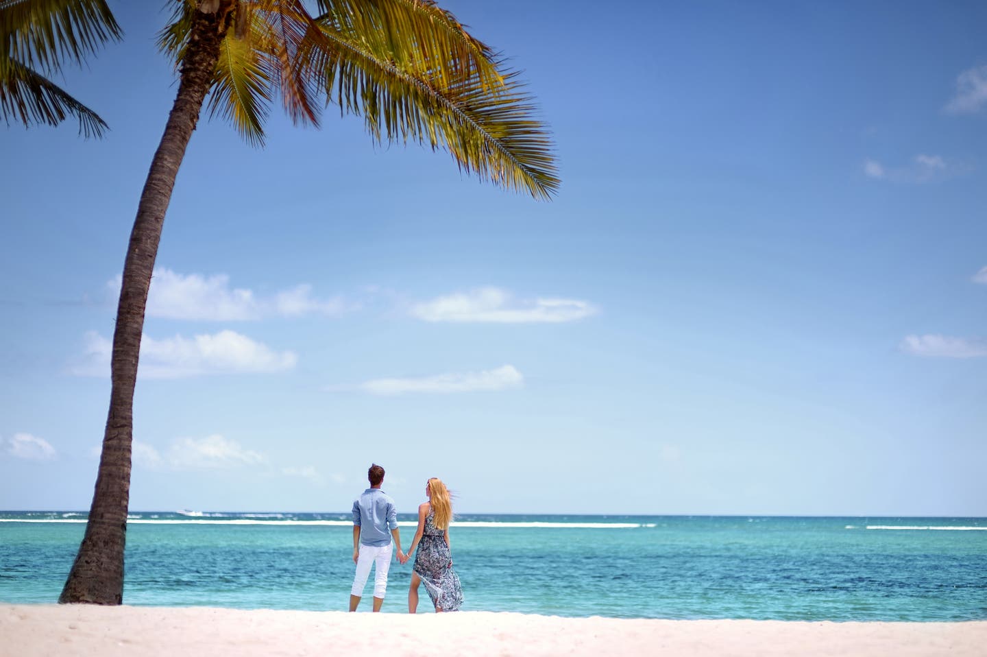 Ein frischvermähltes Paar genießt die Zweisamkeit auf Belle Mare Beach umgeben von tropischer Landschaft