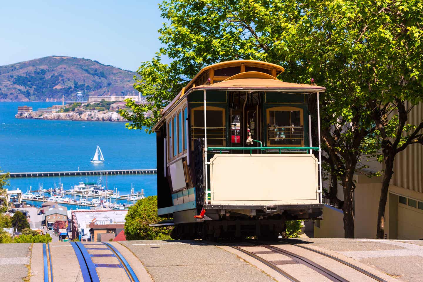 Klassische Cable Cars mit Blick auf das Meer - eine unverwechselbare Erfahrung im San-Francisco-Urlaub.