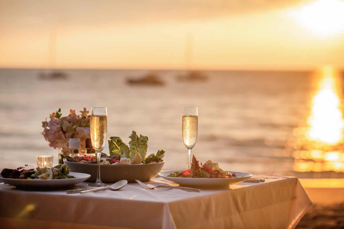 Schönste Strände Thailands: Romantisches Abendessen bei Sonnenuntergang am Strand