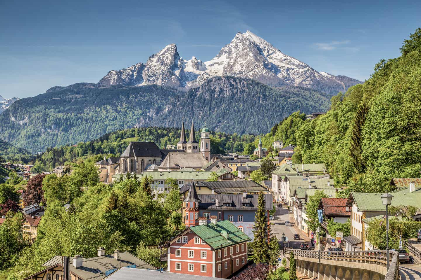 Berchtesgaden Urlaub mit DERTOUR. Blick über den Ort Berchtesgaden mit dem Watzmann im Hintergrund