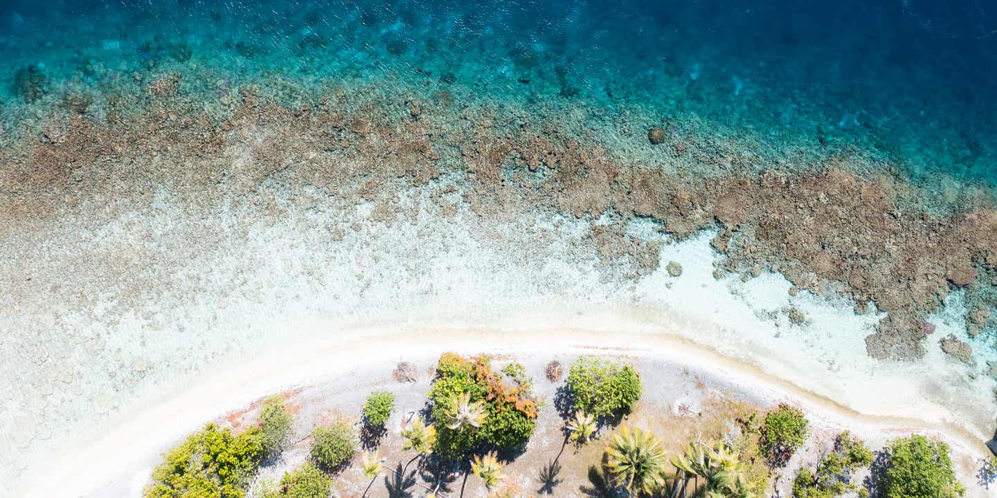 Urlaub in Französisch-Polynesien – Perspektive auf einen Strand von oben