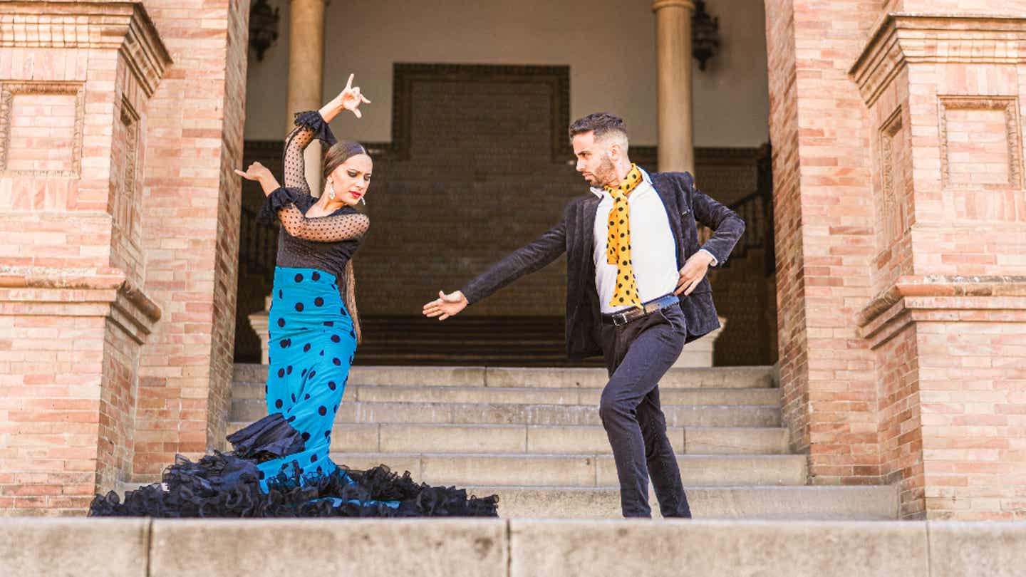 Flamenco-Tänzer und Tänzerin auf der Treppe der Plaza de España in Sevilla, Andalusien 