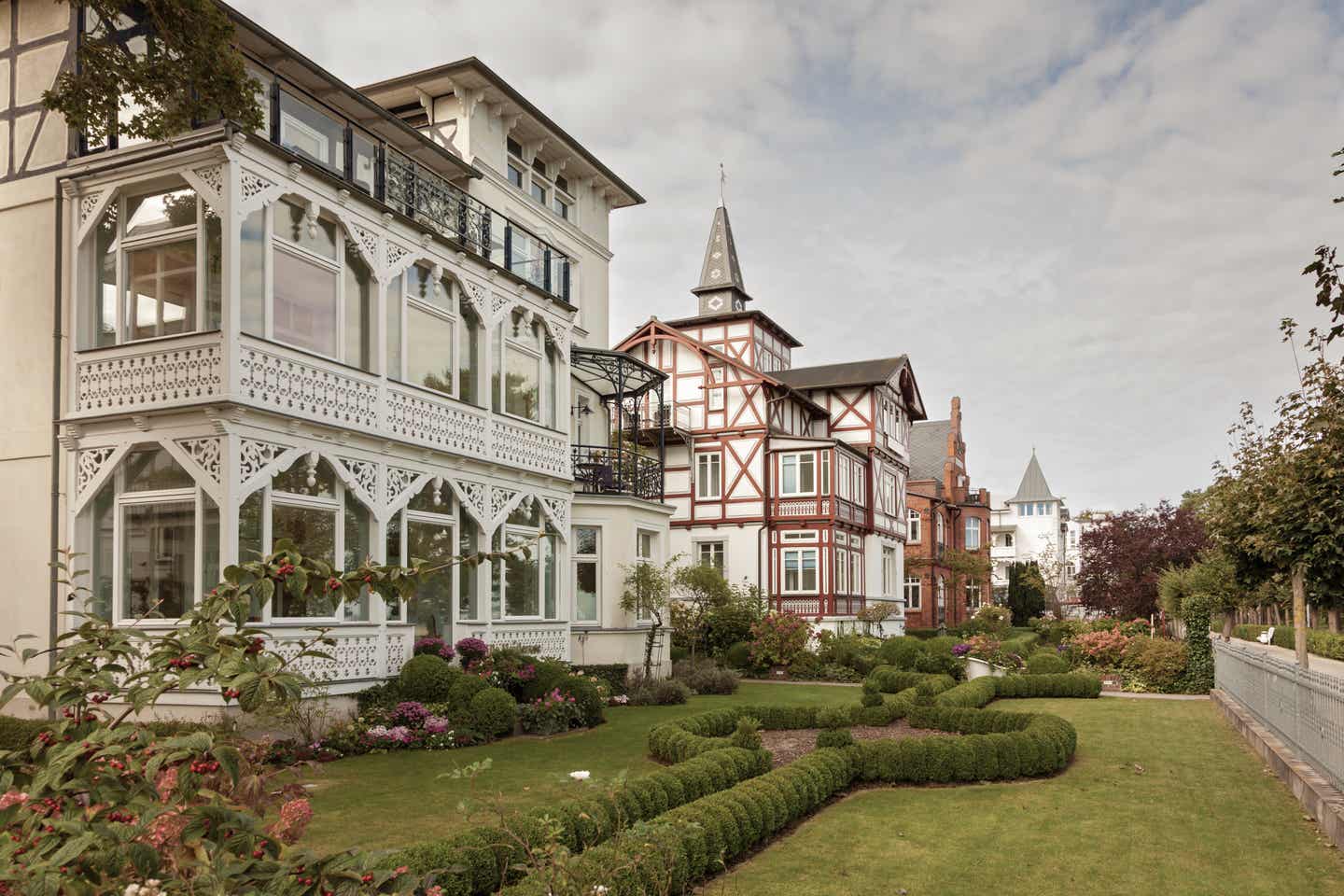 Binz Urlaub mit DERTOUR. Historische Häuser an der Strandpromenade von Binz