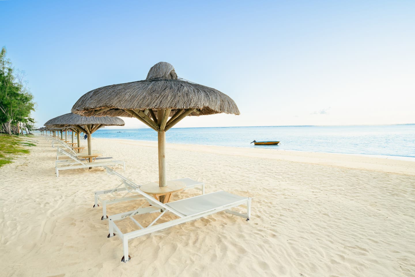 Hotelstrand des C Mauritius mit Sonnenschirmen und Liegen